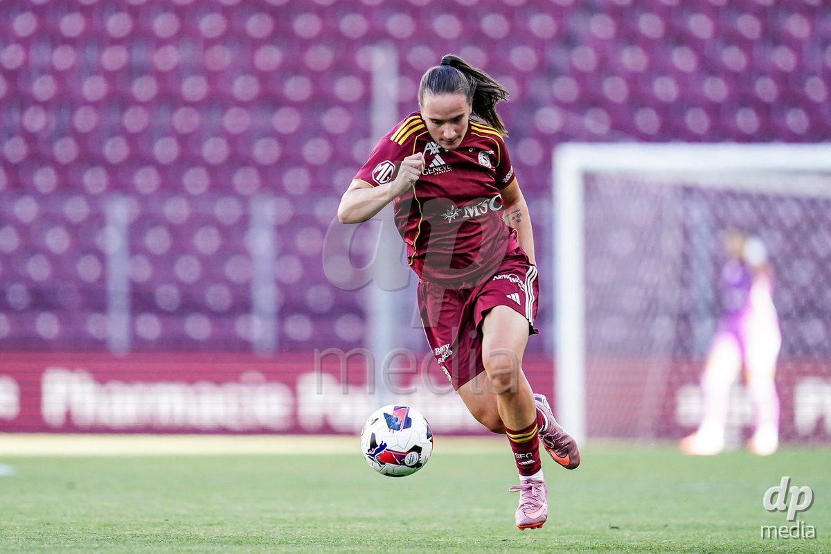 Switzerland: AXA Womens Super League 2025/26, FC Servette Chenois Feminin vs BSC YB Frauen - AWSL Final Second Leg - Stade de Geneve, Lancy: Magdalena Izabela Sobal of Servette FC Chenois Feminin controls the ball
