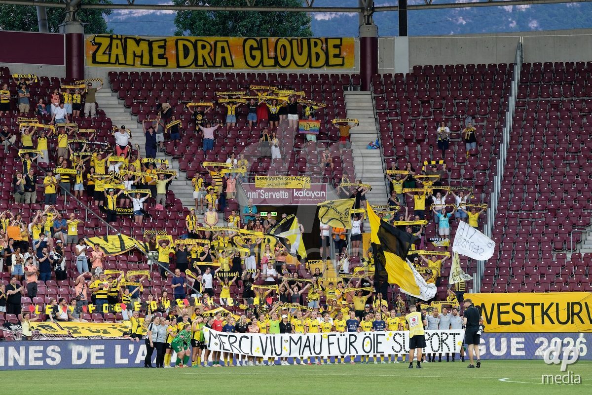 Geneva, Switzerland - May 29 : BSC YB Frauen thanks the fans during the AWSL Final Second Leg match between Servette FC Chenois Feminin  and BSC YB Frauen  at Stade de Geneve on May 29 , 2026 in Geneva, Switzerland.