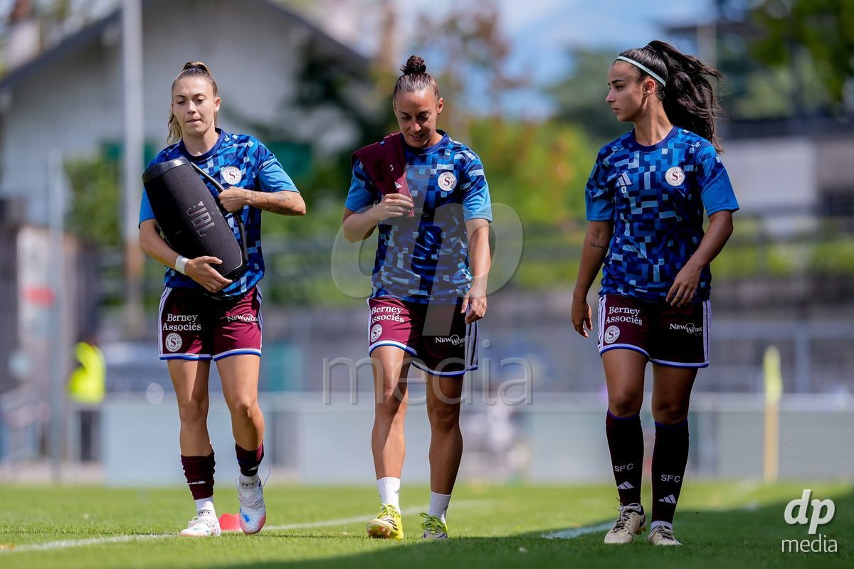 Switzerland: AXA Womens Super League 2026/27, Servette FC Chenois Feminin vs FC Aarau Frauen - Stade des Trois-Chene, Chene-Bourg: Players of Servette FC Chenois Feminin warming up
