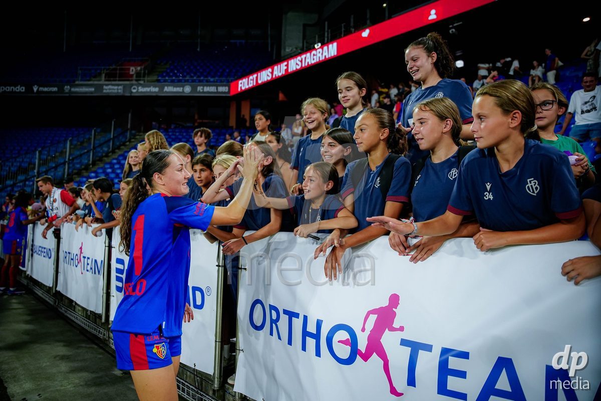 Switzerland: AXA Womens Super League 2026/27, FC Basel 1893 vs BSC YB Frauen - St. Jakob-Park, Basel: Mara Tauriello (11 FC Basel 1893) with fans after winning the match