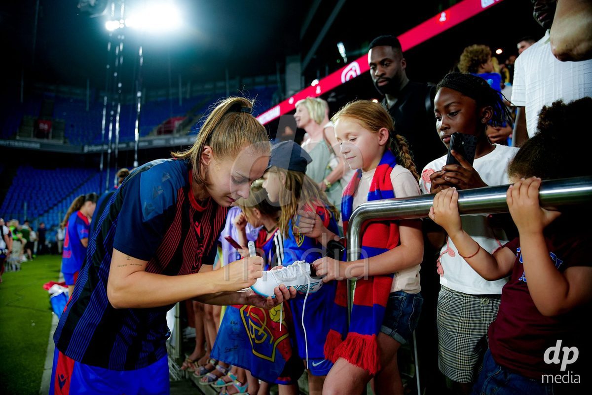 Switzerland: AXA Womens Super League 2026/27, FC Basel 1893 vs BSC YB Frauen - St. Jakob-Park, Basel: Elea Hagmann (28 FC Basel 1893) with fans after winning the match