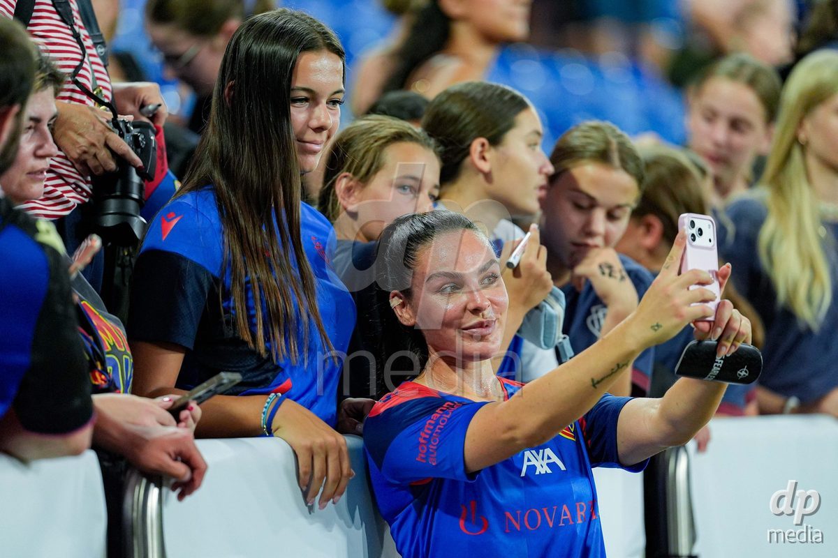 Switzerland: AXA Womens Super League 2026/27, FC Basel 1893 vs BSC YB Frauen - St. Jakob-Park, Basel: Players of FC Basel 1893 with fans after winning the match