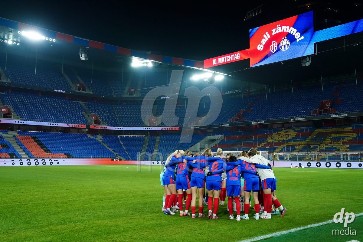 BASEL, SWITZERLAND - OCTOBER 30: Players of FC Basel in a teamhuddle during the AXA Women's Super League match between FC Basel 1893 and FC Zurich at St. Jakob-Park on October 30, 2026 in Basel, Switzerland.  (Photo by Daniela Porcelli/DP Media)