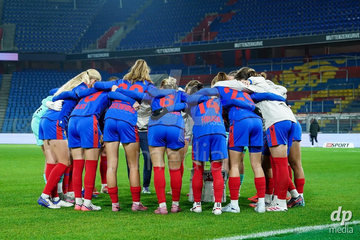BASEL, SWITZERLAND - OCTOBER 30: Players of FC Basel in a teamhuddle during the AXA Women's Super League match between FC Basel 1893 and FC Zurich at St. Jakob-Park on October 30, 2026 in Basel, Switzerland.  (Photo by Daniela Porcelli/DP Media)