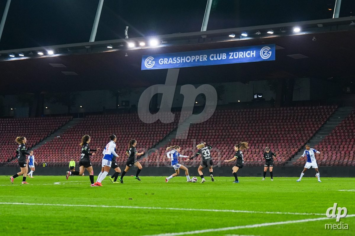 ZURICH, SWITZERLAND - OCTOBER 31: Giulia Looser of GC Frauenfussball (C) battles for the ball during the AXA Women's Super League match between GC Frauenfussball and Yverdon Sport Women at Letzigrund on October 31, 2026 in Zurich, Switzerland. (Photo by Daniela Porcelli/DP Media)